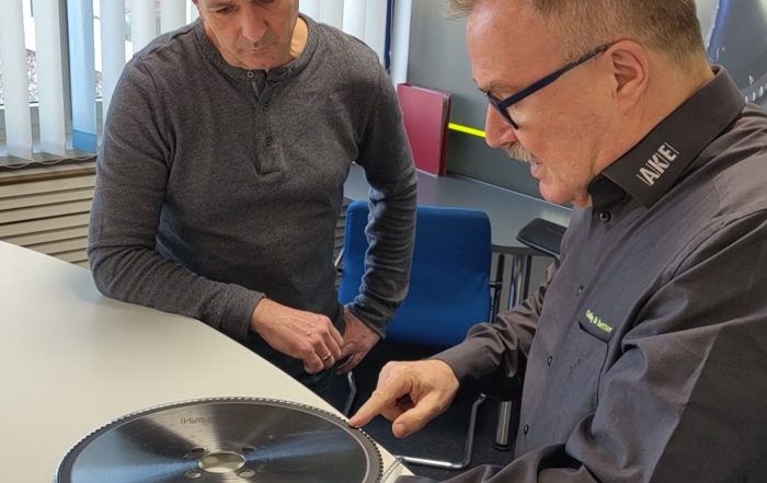 AKE Experte im Beratungsgespräch mit einem Kunden