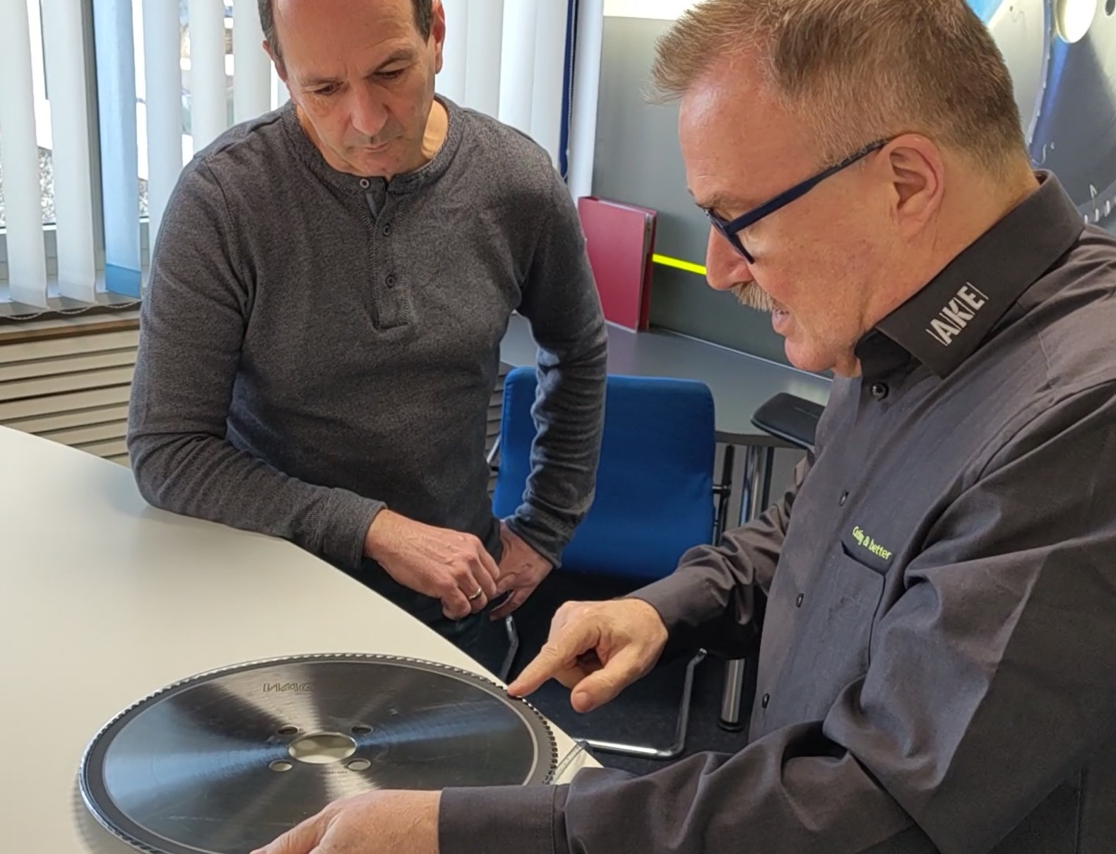 AKE Experte im Beratungsgespräch mit einem Kunden